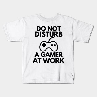 Do not disturb a gamer at work! Kids T-Shirt